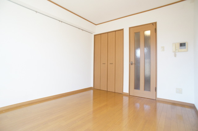 その他部屋・スペース　室内は木の温もりが優しいフローリングです♪