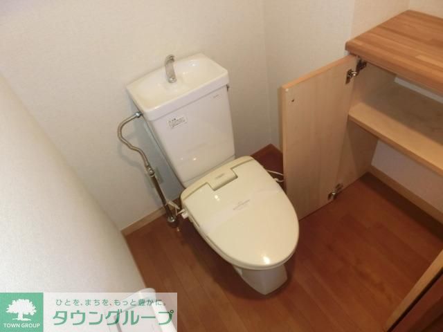 トイレ　収納棚付いてます