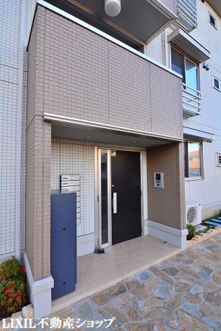エントランス　オートロック機能付のエントランスです。宅配ボックス付です。