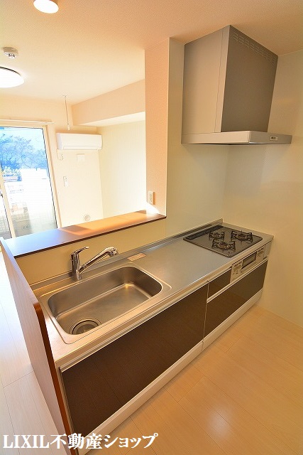 キッチン　３口グリル付の対面式システムキッチです。