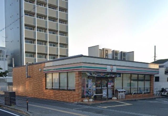コンビニ　セブンイレブン　豊中服部南町4丁目店（コンビニ）まで196m