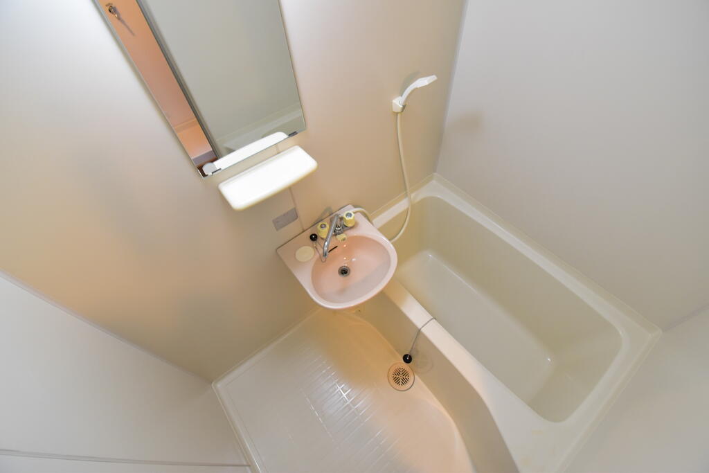 バス・シャワールーム　※同建物の別のお部屋の写真です。