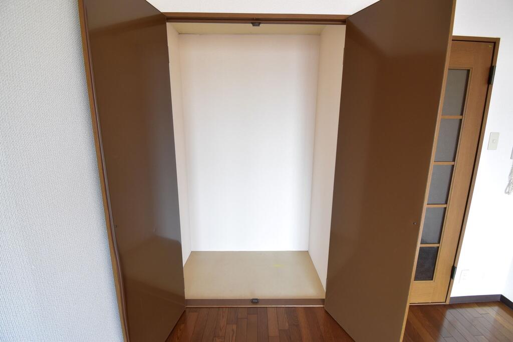 収納　※同建物の別のお部屋の写真です。