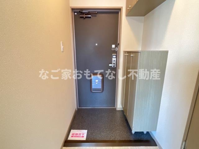 玄関　※写真は別号室