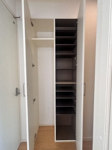 収納　同物件1階居室参考写真