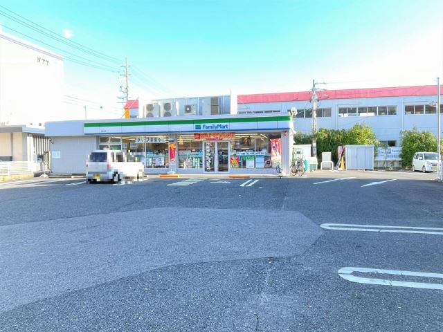 コンビニ　ファミリーマート（コンビニ）まで400m