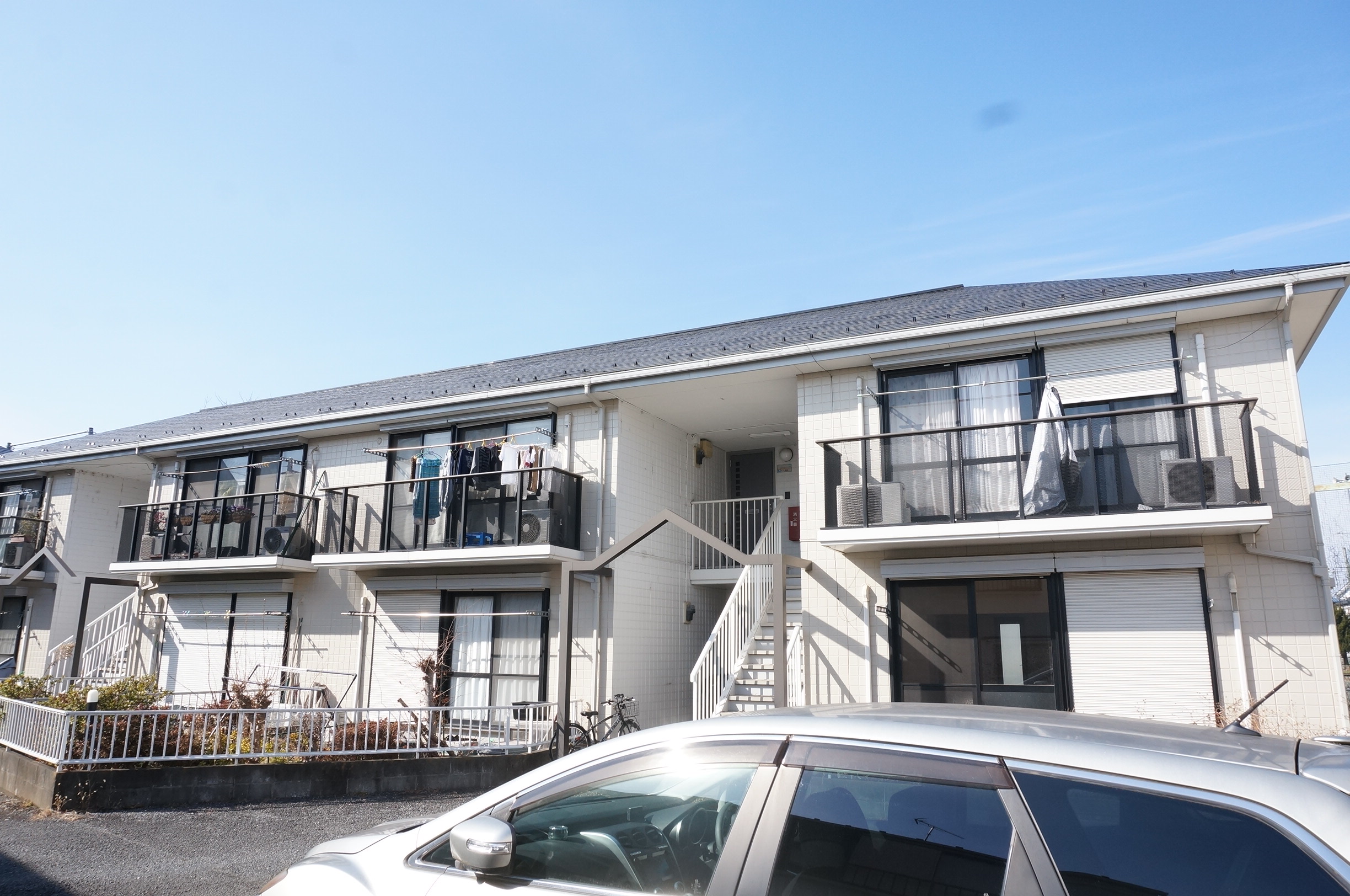 建物外観　左右振り分けタイプの東南角部屋