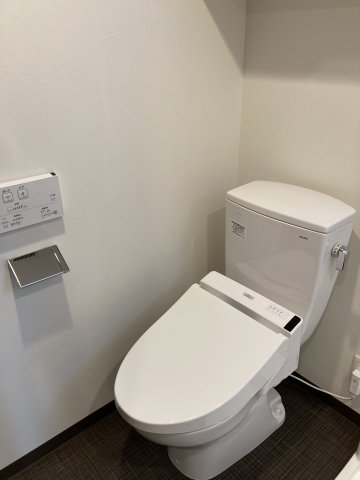 トイレ　落ち着いた色調のトイレです