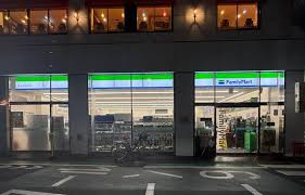 コンビニ　ファミリーマート 幡ヶ谷駅南店（コンビニ）まで98m