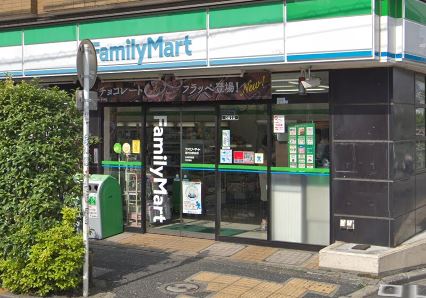 コンビニ　ファミリーマート 新代田駅前店（コンビニ）まで200m