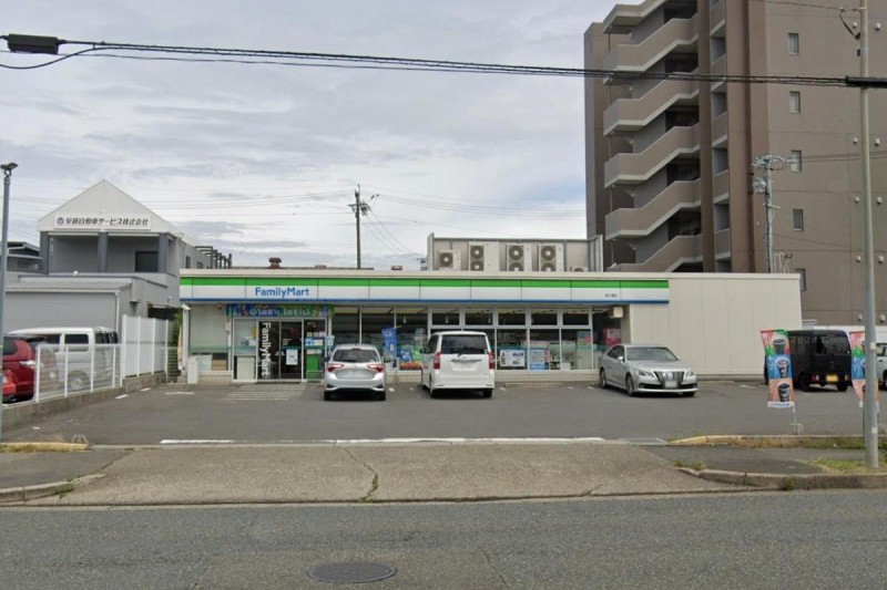 コンビニ　ファミリーマート 港入場店（コンビニ）まで124m