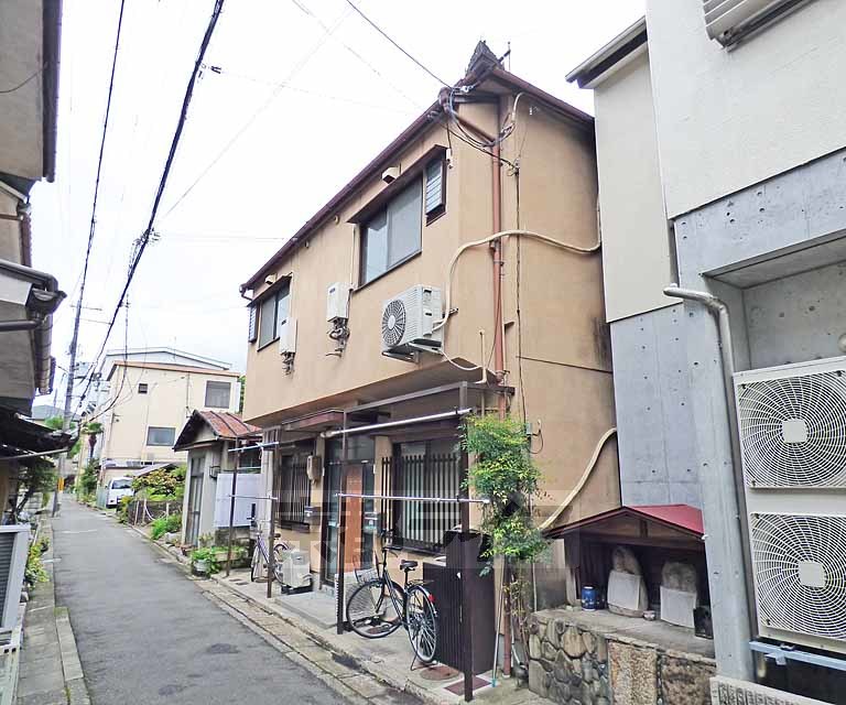 【伊勢川ハイツの建物外観】