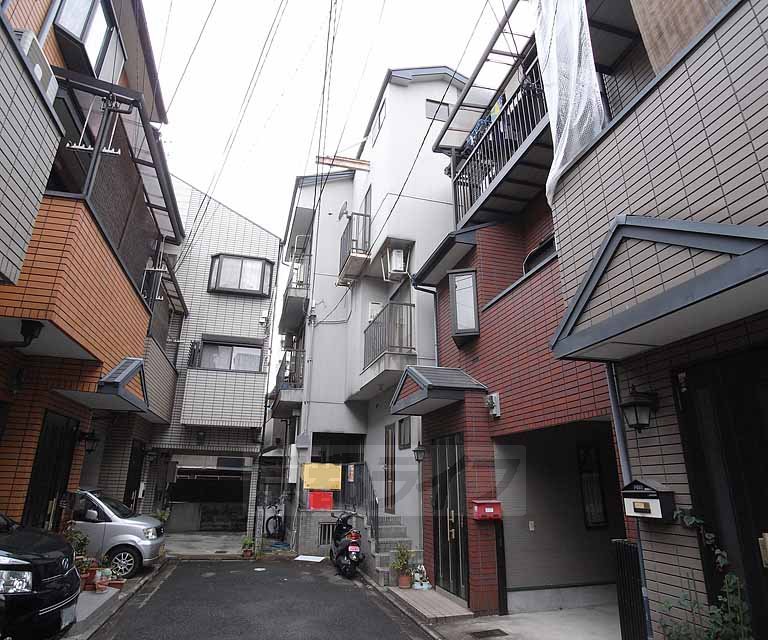 京都市伏見区西柳町のアパートの建物外観