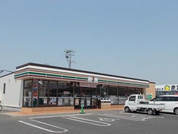 コンビニ　セブンイレブン鈴鹿岡田1丁目店（コンビニ）まで30m