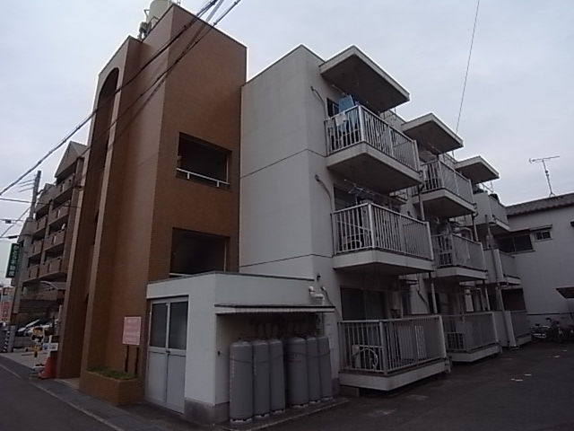 加古川市平岡町新在家のマンションの建物外観