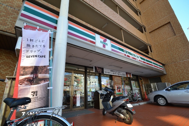 コンビニ　セブンイレブン（コンビニ）まで239m
