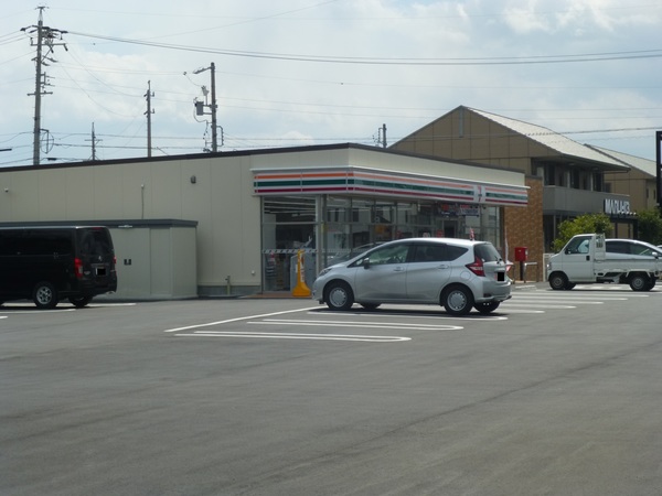 コンビニ　セブンイレブン津市藤方北店（コンビニ）まで677m