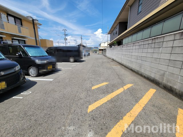 【泉大津市千原町のマンションの駐車場】