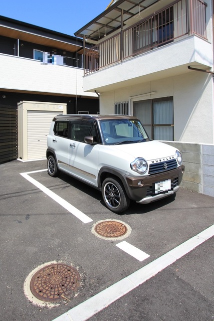 【松山市木屋町のアパートの駐車場】