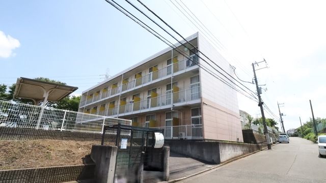 横浜市青葉区荏田西のアパートの建物外観