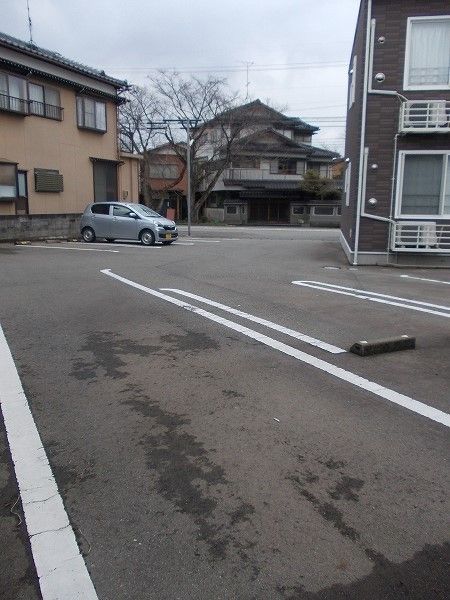 【加賀市山代温泉のアパートの駐車場】