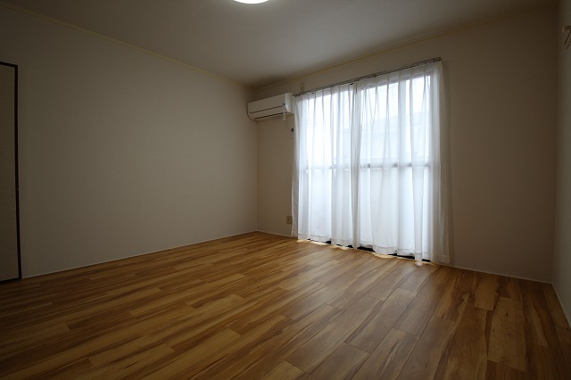 居室・リビング　同物件、別号室のものです。