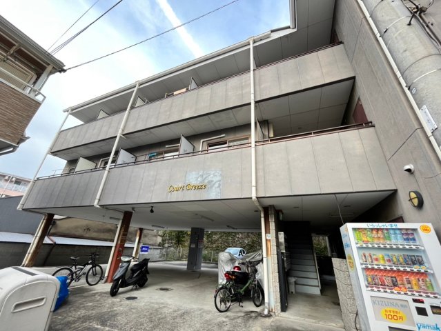 【和泉市唐国町のマンションの建物外観】