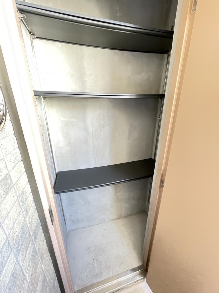 その他　バルコニーに倉庫あります。