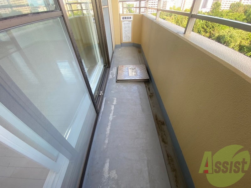 バルコニー　バルコニーは幅も広く全てのお部屋から出入りできます。