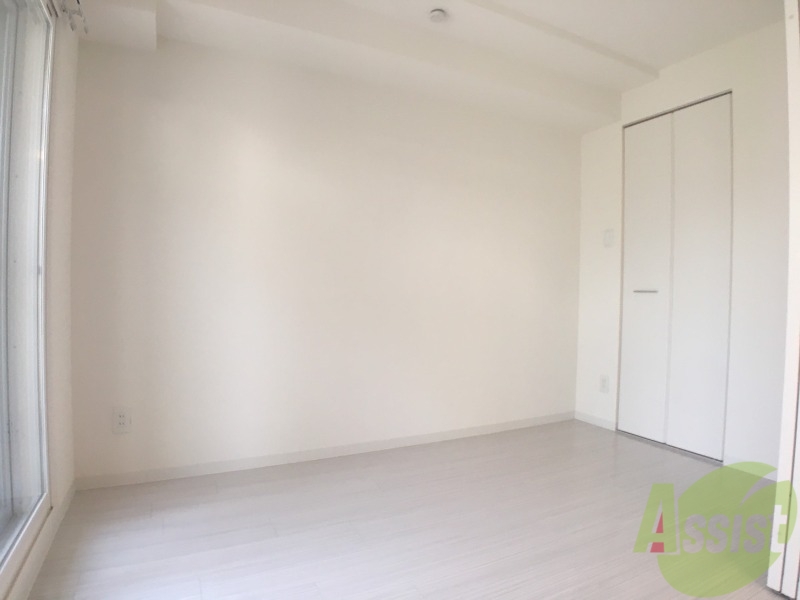 その他部屋・スペース　寝室はこちらです。光が差し込む、温かみのあるお部屋です。