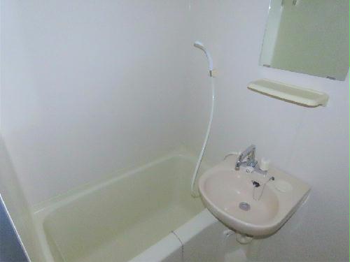 バス・シャワールーム　洗面台とユニット式のお風呂です