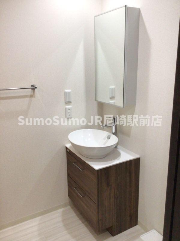 洗面設備　独立洗面台、小物を置くことができて便利です