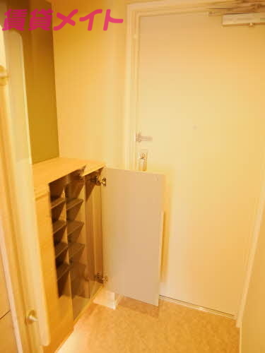 玄関　同物件別部屋の写真です