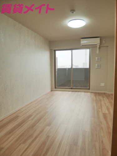 居室・リビング　同物件別部屋の写真です