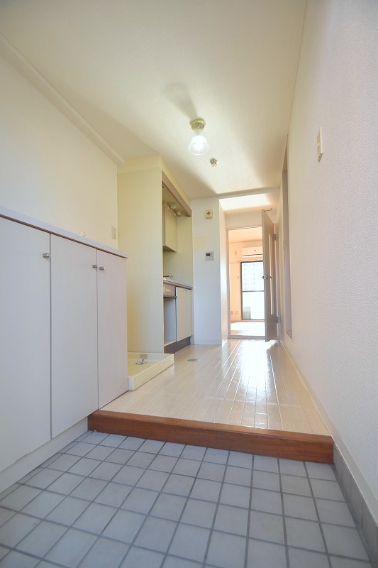 玄関　玄関から見た感じです♪