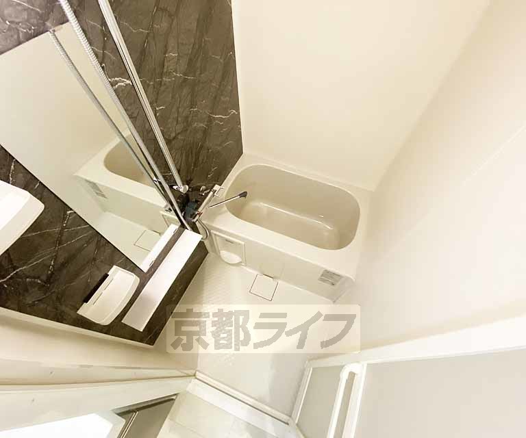 バス・シャワールーム　鏡のある便利なお風呂