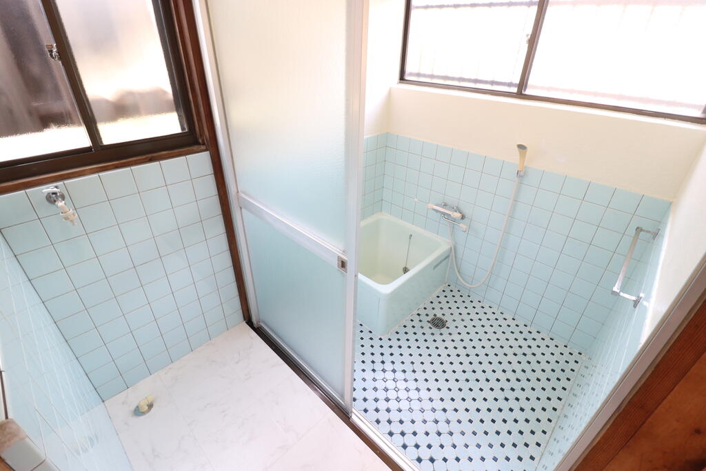 バス・シャワールーム　バスルームの隣りに洗濯パン☆