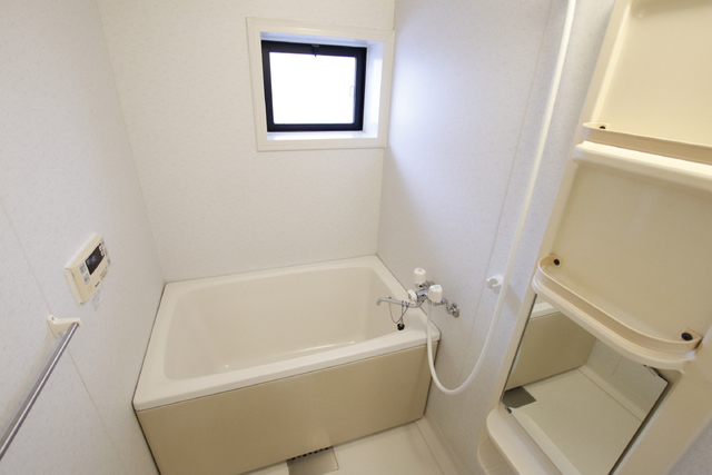 バス・シャワールーム　窓付きの浴室★追焚機能付き