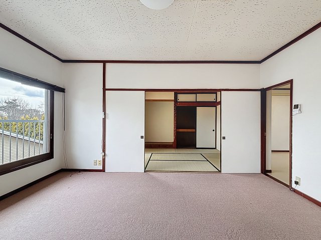 居室・リビング　仕切ってもよし、広々つなげて使っても良し♪