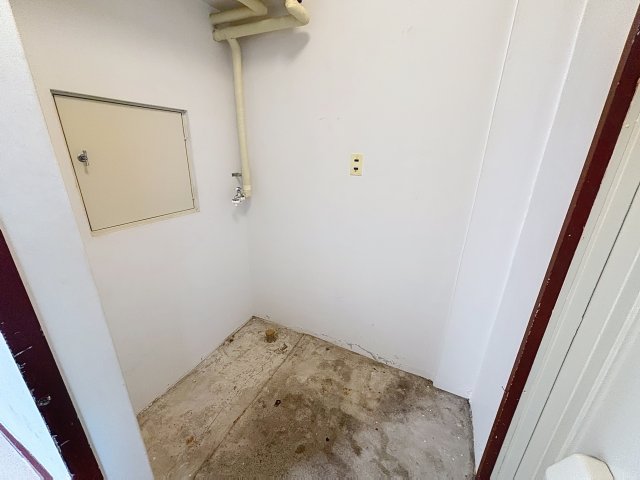 玄関　洗濯機はこちらに置きます