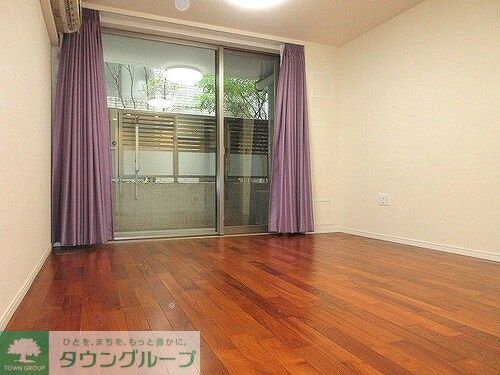 居室・リビング　リビングダイニング　※内装前、カーテン撤去予定