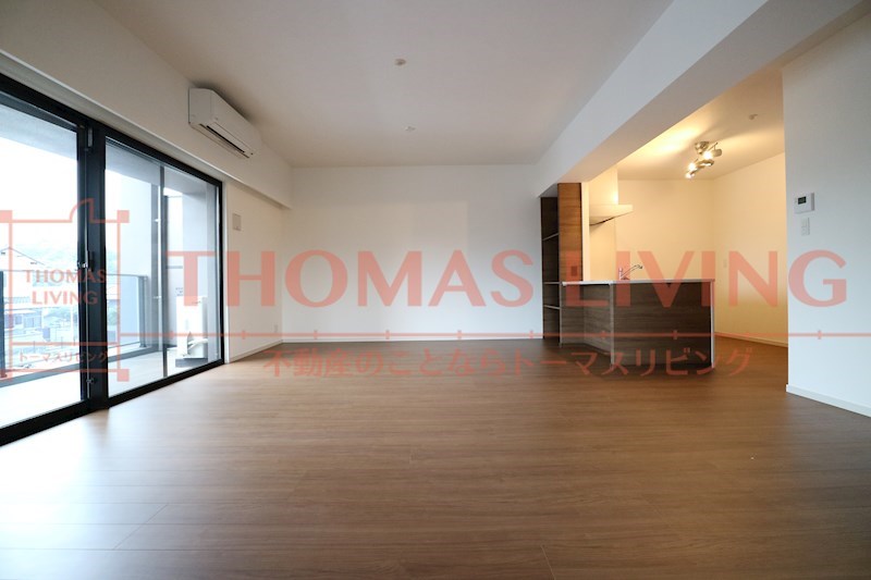 居室・リビング　階数によって建具等の色が違う場合があります。詳しくはお問い合