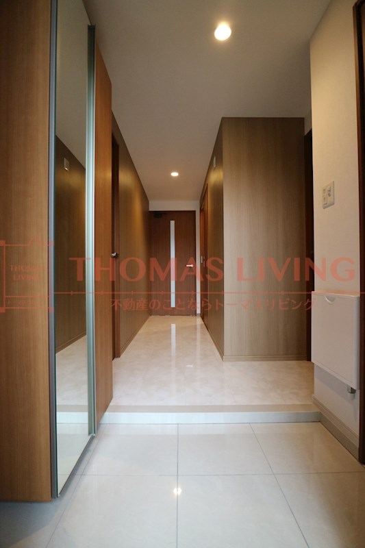 玄関　階数によって建具等の色が違う場合があります。詳しくはお問い合