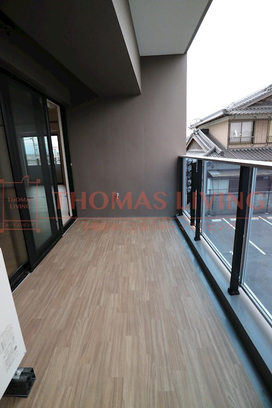 バルコニー　階数によって建具等の色が違う場合があります。詳しくはお問い合