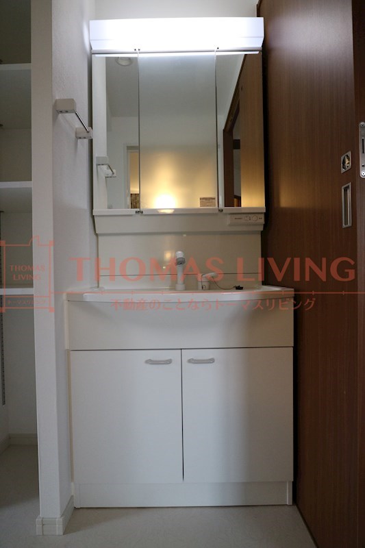 洗面設備　階数によって建具等の色が違う場合があります。詳しくはお問い合