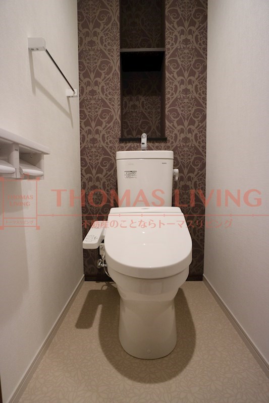 トイレ　階数によって建具等の色が違う場合があります。詳しくはお問い合