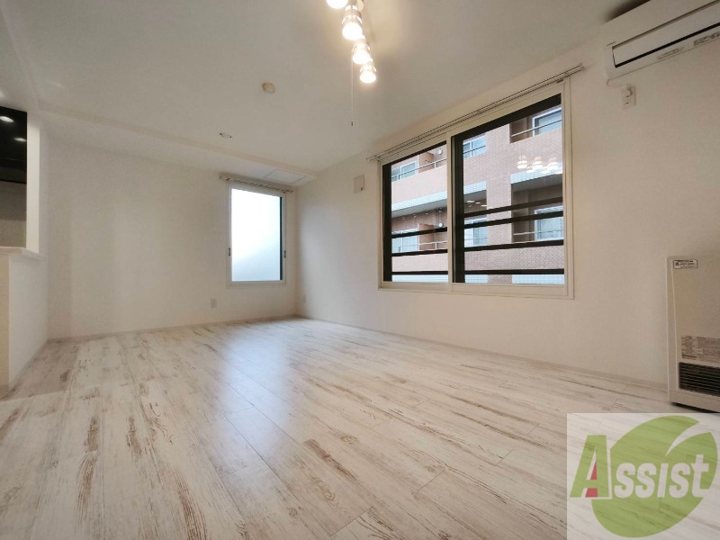 居室・リビング　木目のフローリングは落ち着きのある印象のお部屋になりますね。