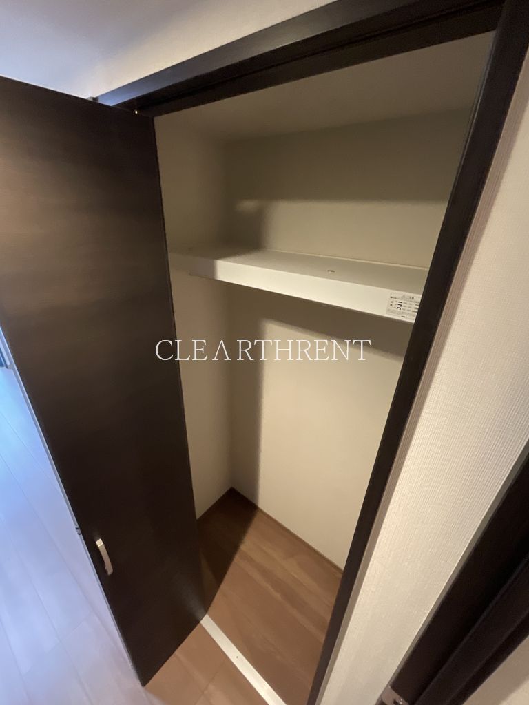 収納　ハンガーパイプ付きクローゼット