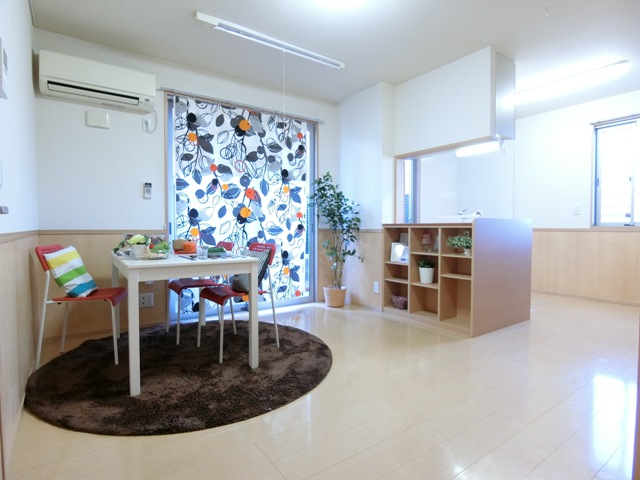 居室・リビング　南西向きリビングダイニングキッチン11.9帖☆ウッドデッキに