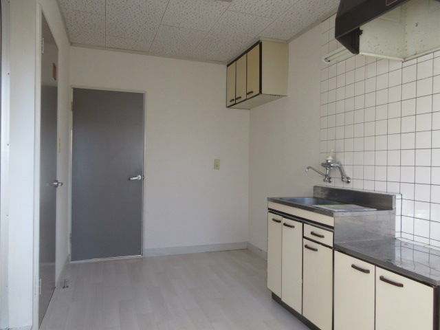 キッチン　キッチンシンク横に調理用スペースも付いてます。